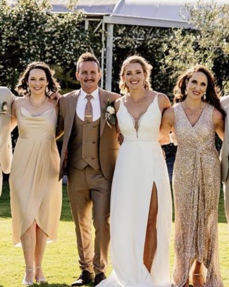 Champagne wedding party dressed by TailorMe Woman